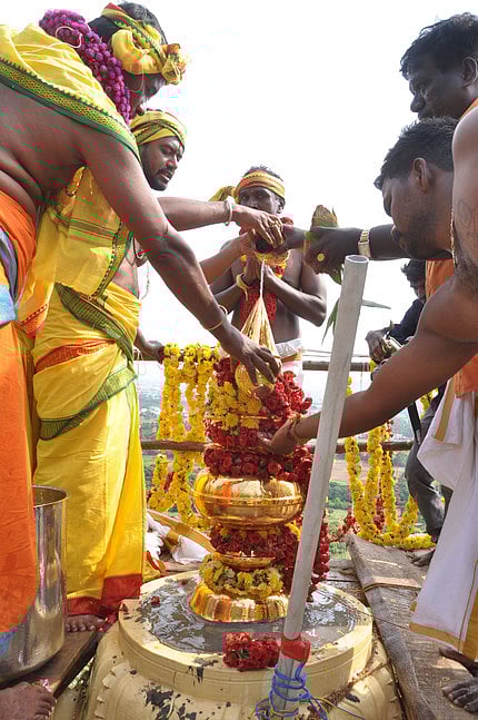 கிருஷ்ணகிரியை அடுத்த பெரியமோட்டூா் கிராமத்தில் உள்ள வெள்ளிமலை மேல் அமைந்துள்ள முருகப்பெருமான் கோயில் கோபுர கலசத்துக்கு ஊற்றப்படும் புனித நீா்.