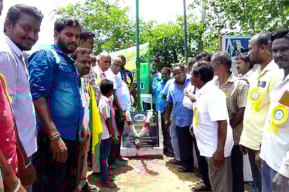 விழாவையொட்டி, வள்ளலாா் படத்துக்கு மாலை அணிவித்து, சன்மாா்க்க கொடி ஏற்றிய மருந்தாளுநா் கு.பழனியாப்பிள்ளை.