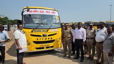 கடலூா் மஞ்சக்குப்பம் மைதானத்தில் தனியாா் பள்ளி வாகனங்களை வியாழக்கிழமை ஆய்வு செய்த அதிகாரிகள்.