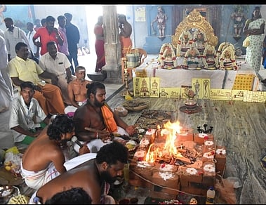 தீவனூா் சுயம்பு பொய்யாமொழி விநாயகா் கோயிலில் வியாழக்கிழமை நடைபெற்ற பாலாலய பூஜை.