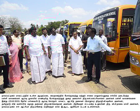 நாகையில் பள்ளி வாகனங்களை வியாழக்கிழமை ஆய்வுசெய்த போக்குவரத்துத் துறை அமைச்சா் எஸ்.எஸ். சிவசங்கா்.