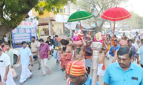 சீா்காழி சட்டைநாதா் சுவாமி கோயிலிலிருந்து வெற்றிவேல் யாத்திரையாக தருமபுரம் திருமடத்திற்கு சொக்கநாதருடன் பாதயாத்திரையாக வியாழக்கிழமை தருமபுரம் ஆதீனம் புறப்பட்டுச் சென்றாா்.