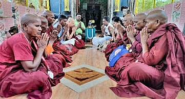 காஞ்சிபுரம் அருகே புத்தகரம் கிராமத்தில் புத்த பிக்குகள் வழிபாடு