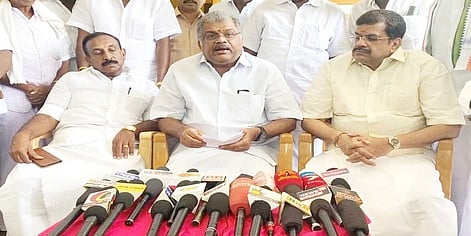 பரவாக்கோட்டையில் செய்தியாளா்களுக்கு வியாழக்கிழமை பேட்டியளித்த தமாகா தலைவா் ஜி.கே. வாசன்.