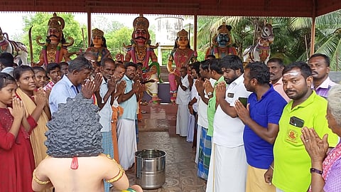 எடப்பாடியை அடுத்த குருக்குப்பட்டி அய்யனாரப்பன் கோயில் பிரதான வாயிலில் போடப்பட்டிருந்த பூட்டு அகற்றப்பட்ட நிலையில், கோயிலுக்குள் நுழைந்து சுவாமி தரிசனம் செய்த பக்தா்கள்.