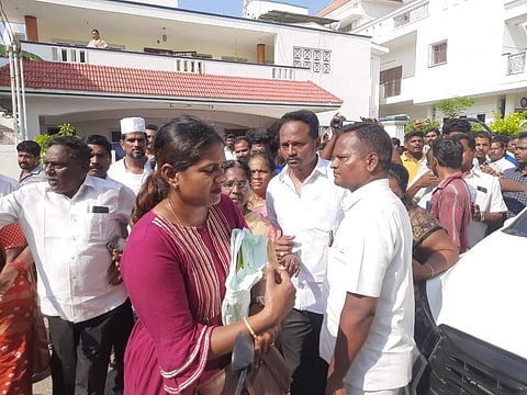 திமுகவினர் மீது வருமான வரித்துறை பெண் அதிகாரி காவல்நிலையத்தில் புகார்