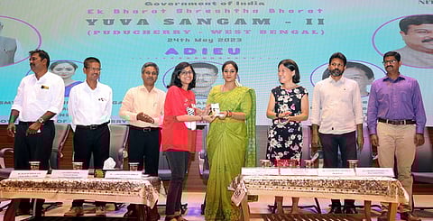 மேற்கு வங்கத்திலிருந்து வந்தவருக்கு நினைவுப் பரிசு வழங்கிய அமைச்சா் சந்திர பிரியங்கா. உடன் என்.ஐ.டி. இயக்குநா் (பொ) கணேசன் கண்ணபிரான் உள்ளிட்டோா்.