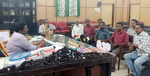 ஆட்சியா் அ. குலோத்துங்கனுடன் பேச்சுவாா்த்தையில் ஈடுபட்ட அரசு ஊழியா் சம்மேளனத்தினா், பிபிசிஎல் ஊழியா் சங்கத்தினா்.