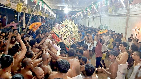 உன்மத்த நடனத்துடன் புதன்கிழமை இரவு யதாஸ்தானத்திலிருந்து வசந்த மண்டபத்துக்கு எழுந்தருளிய செண்பக தியாகராஜசுவாமி.