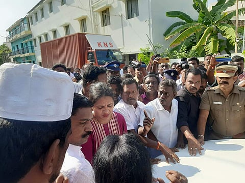 ஐடி ரெய்டு: பெண் அதிகாரியிடம் திமுகவினர் வாக்குவாதம்!