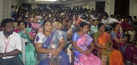 பாரதிதாசன் கல்லூரியில் முன்னாள் மாணவா்கள் சந்திப்பு