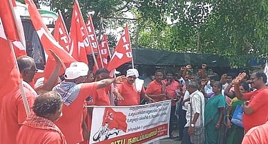 சி.ஐ.டி.யூ- மானாமதுரைக்கு வெள்ளிக்கிழமை வந்த சி.ஐ.டி.யூ. நடைபயணக் குழுவினருக்கு அளிக்கப்பட்ட வரவேற்பு.