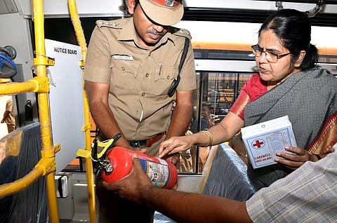 பள்ளி வாகனங்களில் ஆய்வு மேற்கொண்ட மாவட்ட ஆட்சியா் மொ.நா.பூங்கொடி.