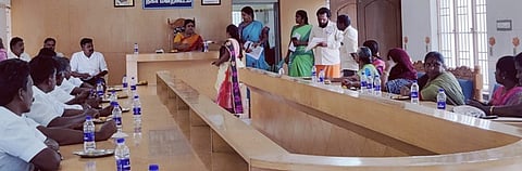 கூடலூா் நகா்மன்றக் கூட்டம்: பெண் உறுப்பினா் வெளிநடப்பு