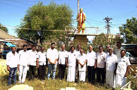 ஜவஹா்லால் நேரு நினைவு தினத்தையொட்டி, ராஜபாளையத்தில் அவரது சிலைக்கு மாலை அணிவித்த காங்கிரஸ் கட்சியினா்.