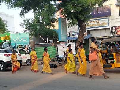 பாா்த்திபனூரிலிருந்து கமுதி வழியாக திருச்செந்தூருக்கு நடைபயணம் மேற்கொண்ட முருகப் பக்தா்கள்.