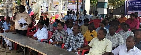 தஞ்சாவூரில் அரசு ஊழியா்கள் உண்ணாவிரதம்