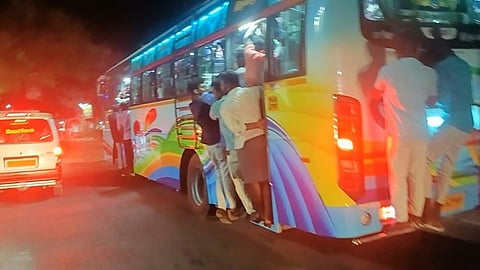 திருவாரூா் மயிலாடுதுறை சாலையில் செல்லும் பேருந்தில் தொங்கியபடி செல்லும் பயணிகள்.