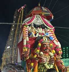 திருவாடானை ஆதிரெத்தினேஸ்வரா் கோயில் வைகாசி விசாகத் திருவிழாவின் மூன்றாம் நாளில் வெள்ளிக்கிழமை இரவு பூத வாகனத்தில் வீதி உலா வந்த சுவாமி.