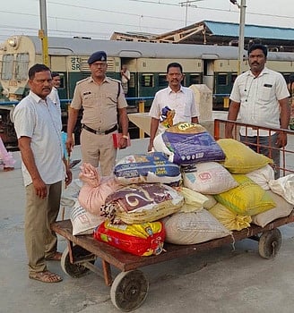 ரயிலில் கடத்திய 850 கிலோ ரேஷன் அரிசி பறிமுதல்