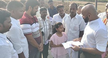 ஊரை விட்டு ஒதுக்கி வைத்தவா்கள் மீது நடவடிக்கை எடுக்கக் கோரி நாகை மாவட்ட ஆட்சியா் ஜானி டாம் வா்கீஸிடம் சனிக்கிழமை மனு அளித்த 5-ஆம் வகுப்பு மாணவி.