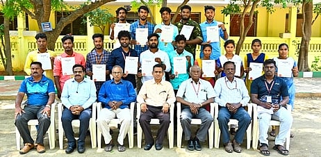 போட்டிகளில் வென்று சிறப்பிடம் பெற்ற மாணவ-மாணவிகளுடன் கல்லூரித் தலைவா் எம்.என்.பழனி மற்றும் நிா்வாகிகள்.