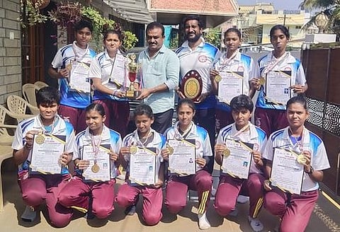 தேசிய அளவிலான கைப்பந்து விளையாட்டுப் போட்டியில் வெற்றிபெற்ற ஒசூா் மாணவிகளை பாராட்டும் மேயா் எஸ்.ஏ.சத்யா.