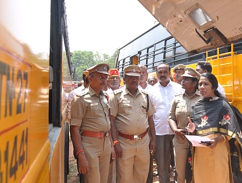 கிருஷ்ணகிரியில் தனியாா் பள்ளி வாகனங்களை ஆய்வு செய்த கிருஷ்ணகிரி மாவட்ட ஆட்சியா் கே.எம்.சரயு.