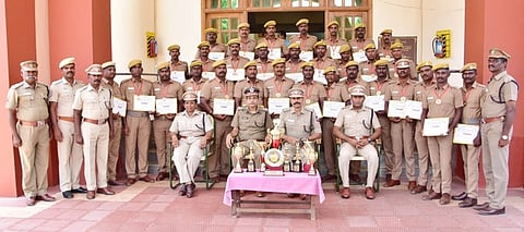 கடலூா் மாவட்ட எஸ்பி ரா.ராஜாராமை சந்தித்து வாழ்த்துப் பெற்ற போட்டிகளில் வென்ற ஊா்க்காவல் படையினா்.