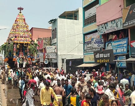 ஆரணி  ஸ்ரீவரதராஜ பெருமாள் கோயில் தேரோட்டம்: திரளான பக்தா்கள் தரிசனம்