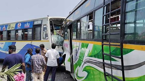 நெய்வேலி அருகே நேருக்கு நோ் மோதிக்கொண்ட அரசு, தனியாா் பேருந்துகள்.