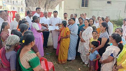 அதிமுக உறுப்பினா் சோ்க்கையைப் பாா்வையிட்டு ஆய்வு செய்யும் முன்னாள் அமைச்சா் பாலகிருஷ்ணா ரெட்டி.