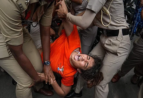 புதுதில்லியில் புதிய நாடாளுமன்ற கட்டிடத்தை நோக்கி பேரணி சென்ற மல்யுத்த வீராங்கனை சங்கீதா போகத்தை கைது செய்த பாதுகாப்பு படையினர்.