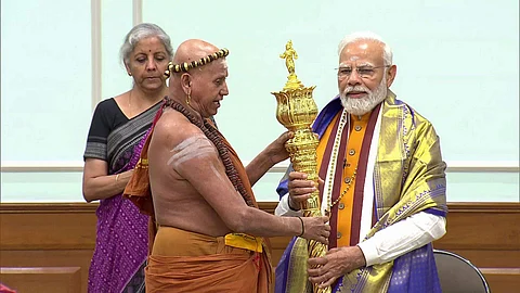 புதிய நாடாளுமன்ற திறப்பு விழாவில் பங்கேற்க தில்லி சென்றுள்ள திருவாவடுதுறை ஆதீனம் அம்பலவாண தேசிக பரமாச்சார்ய சுவாமிகள் பிரதமர் மோடியிடம் செங்கோலை வழங்கினார். உடன் மத்திய நிதியமைச்சர் நிர்மலா சீதாராமன்.