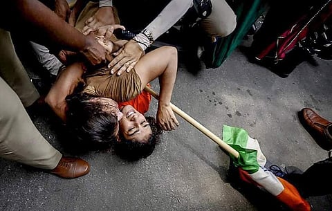 நாடாளுமன்ற புதிய கட்டடத்தை நோக்கி பேரணி செல்ல முயன்ற மல்யுத்த வீரர், வீராங்கனைகள் கைது