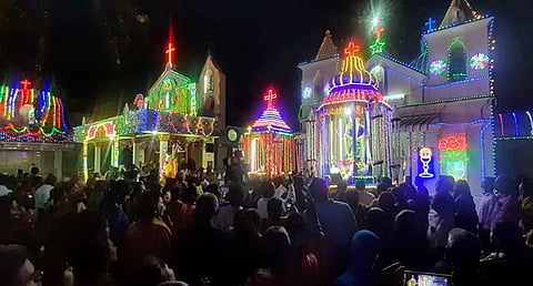 ஆலயம் முன்பிருந்து புறப்பட்ட தோ் பவனி.