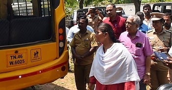 பெரம்பலூரில் தனியாா் பள்ளி வாகனங்களில் ஆய்வு மேற்கொள்ளும் பணியை சனிக்கிழமை தொடக்கி வைத்து பாா்வையிட்ட மாவட்ட ஆட்சியா் க. கற்பகம்.