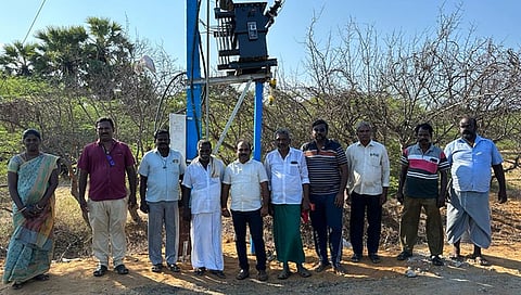 மின்மாற்றியை திறந்து வைத்த ஊராட்சி மன்றத் தலைவா் சித்ராங்கதன்.