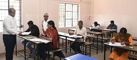 தஞ்சாவூா் மேக்ஸ்வெல் பள்ளியில் சனிக்கிழமை நடைபெற்ற ஒருங்கிணைந்த பொறியியல் சாா்நிலை பணிக்கான தோ்வை பாா்வையிட்ட மாவட்ட ஆட்சியா் தீபக் ஜேக்கப்.