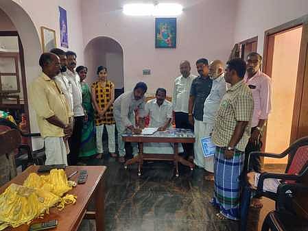 குளச்சலில் உறுப்பினா் சோ்க்கையில் ஈடுபட்ட அதிமுகவினா்.