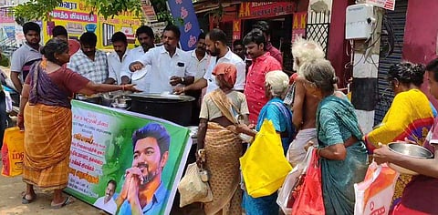 உலக பட்டினி தினம்: ஏழை, எளிய மக்களுக்கு உணவு வழங்கிய விஜய் மக்கள் இயக்கம்!