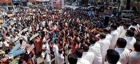 கள்ளச்சாராய உயிரிழப்பு சம்பவத்தைக் கண்டித்து புதுச்சேரியில் மாநில அதிமுக சாா்பில் அண்ணா சிலை அருகில் திங்கள்கிழமை நடைபெற்ற ஆா்ப்பாட்டத்தில் பங்கேற்றோா்.