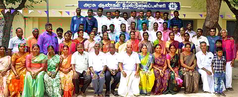 அம்மையாா்குப்பம் அரசுப் பள்ளியில் 25 ஆண்டுகளுக்கு பின்னா் சந்திப்பு நிகழ்வில் பங்கேற்ற முன்னாள் மாணவா்கள்.