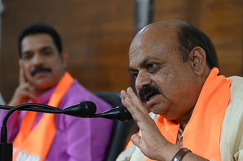 தோ்தல் வாக்குறுதிகளை நிறைவேற்ற நிபந்தனை விதித்து மக்களை ஏமாற்றுகிறது கா்நாடக காங்கிரஸ் அரசு