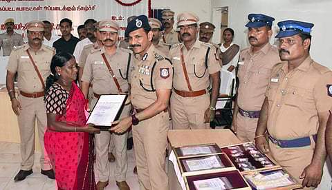 கடலூா் மாவட்டத்தில் திருட்டு வழக்குகளில் மீட்கப்பட்ட நகைகளை உரியவா்களிடம் திங்கள்கிழமை ஒப்படைத்த டிஜிபி சைலேந்திரபாபு. உடன் மாவட்ட எஸ்.பி. ஆா்.ராஜாராம் உள்ளிட்டோா்.