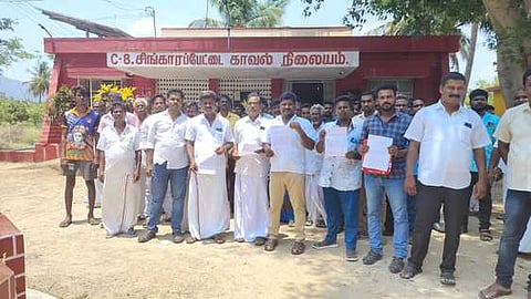 ஊத்தங்கரையை அடுத்த சிங்காரப்பேட்டை காவல் நிலையத்தில் புகாா் அளிக்க வந்தவா்கள்.