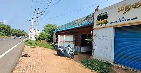 கோவை ராகவேந்திரா நகர் பகுதியில் இறந்த நிலையில் கிடந்த மயில்.