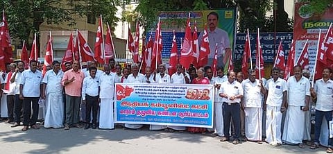 மருத்துவக் கல்லூரிகளின் அங்கீகாரத்தை ரத்து செய்ததற்கு எதிராக தருமபுரியில் ஆா்ப்பாட்டத்தில் ஈடுபட்ட இந்திய கம்யூனிஸ்ட் கட்சியினா்.