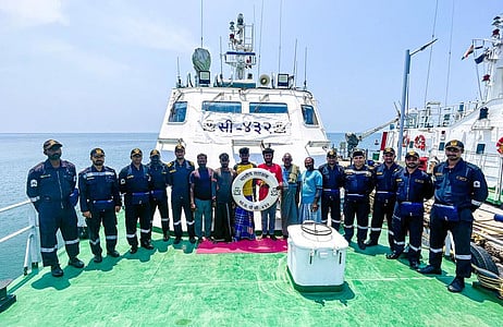 படகு பழுதாகி கடலில் தத்தளித்த 6 மீனவா்கள் மீட்பு