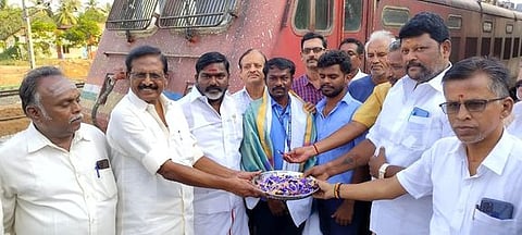 தூத்துக்குடி - மும்பை ரயிலுக்கு தஞ்சாவூரில் வரவேற்பு